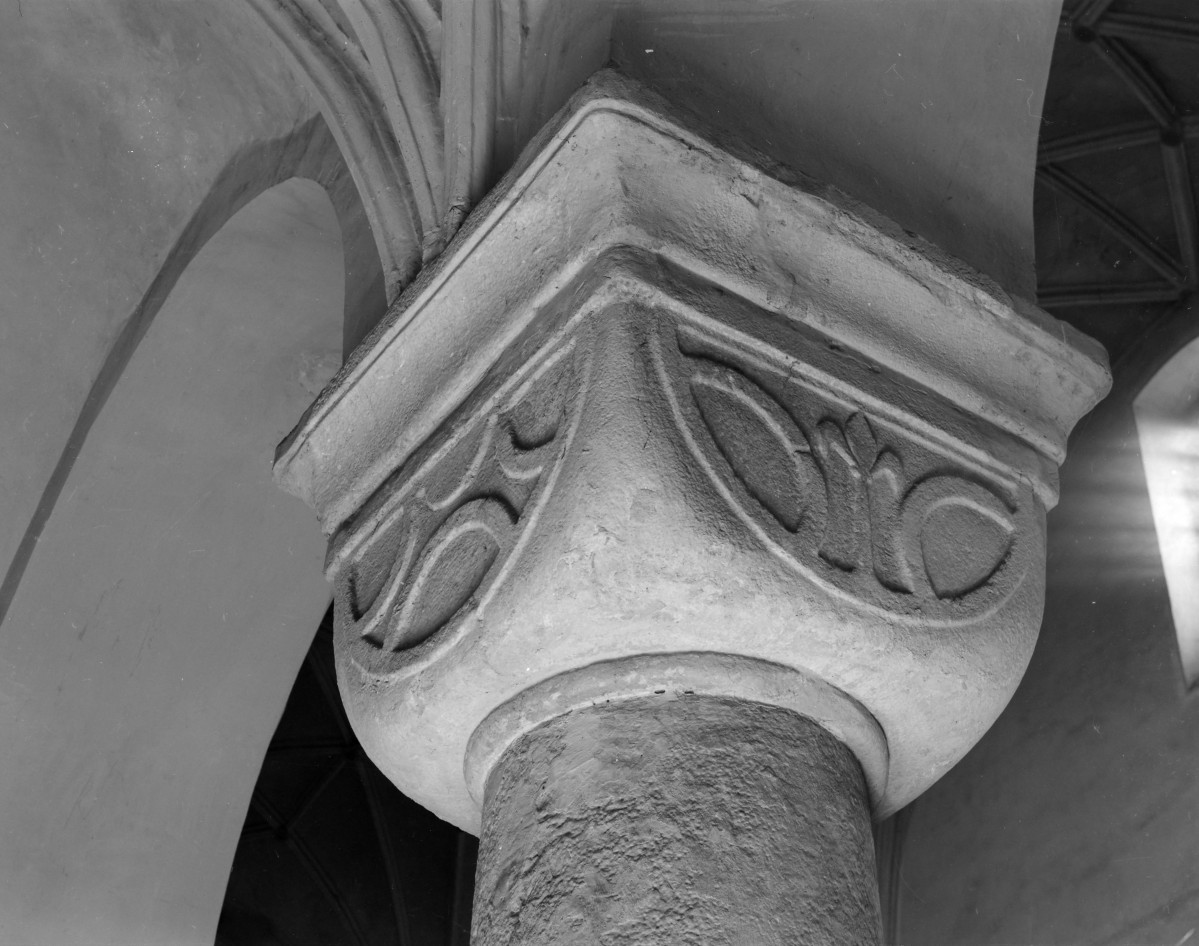 Kościół pw. Świętej Trójcy - nawa główna. Kolumna romańska. Bogate detale. Kapitel kolumny, skan 1
