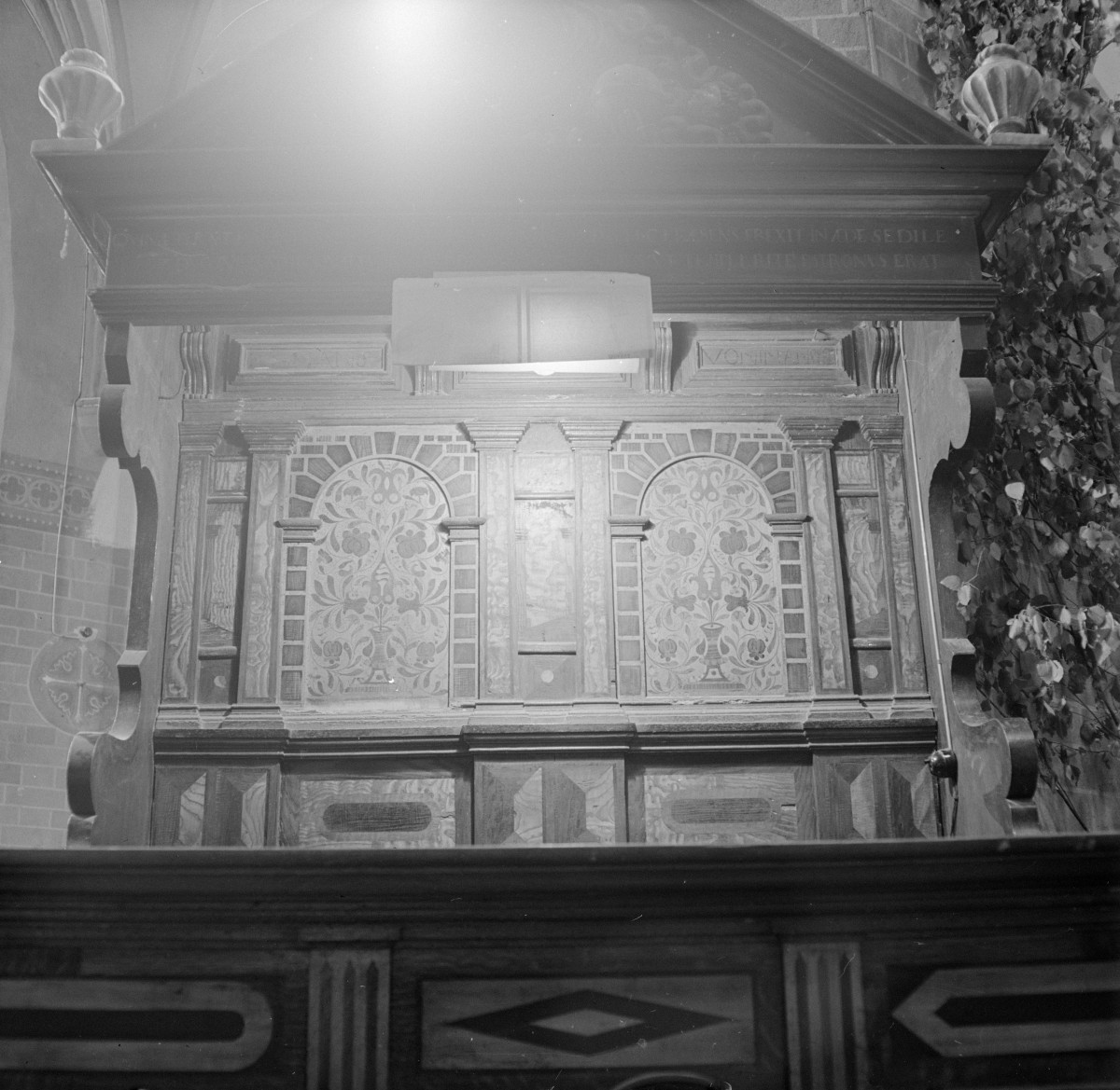 kościół pw. św. Jana Chrzciciela - wnętrze - prezbiterium - stalle, skan 1