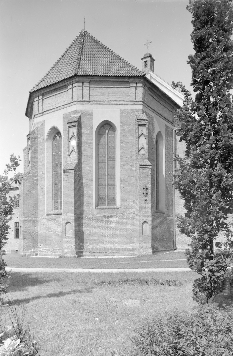 Katedra św. Michała Archanioła - elewacja prezbiterium z przyporami, skan 1