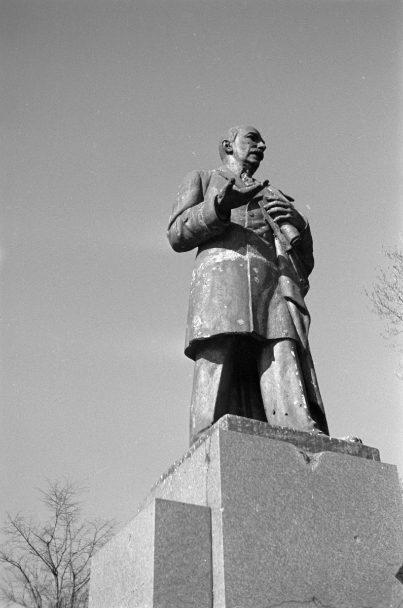 Pomnik Edwarda Mandella House'a - widok ogólny. Detale pomnika. , skan 1