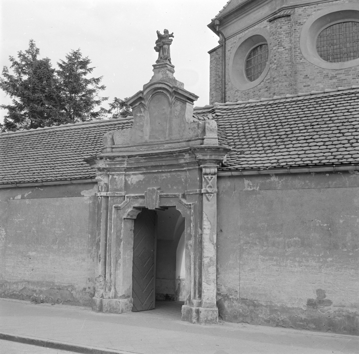 klasztor Franciszkanów - brama od strony płn., skan 1