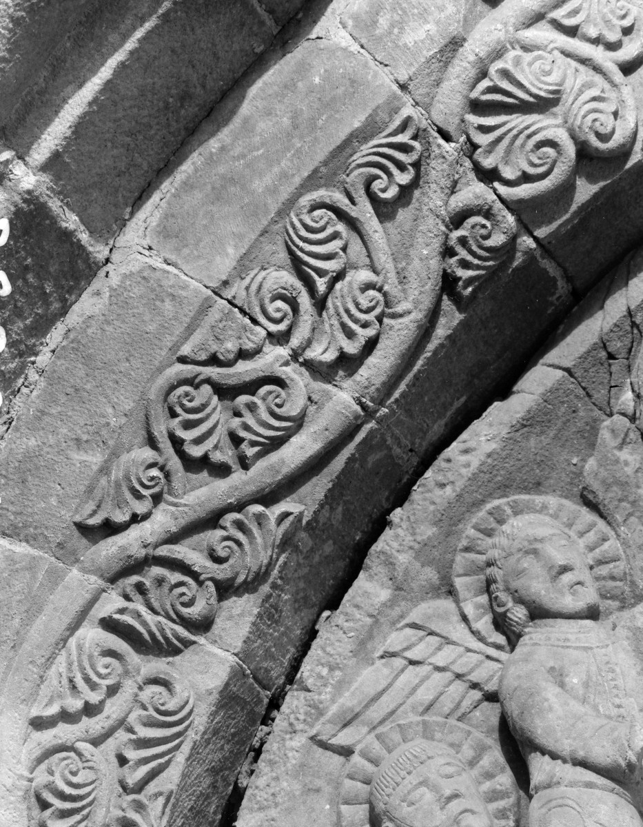 Kościół pw. Świętej Trójcy - detale portalu. Obramienie lewej części tympanonu., skan 1