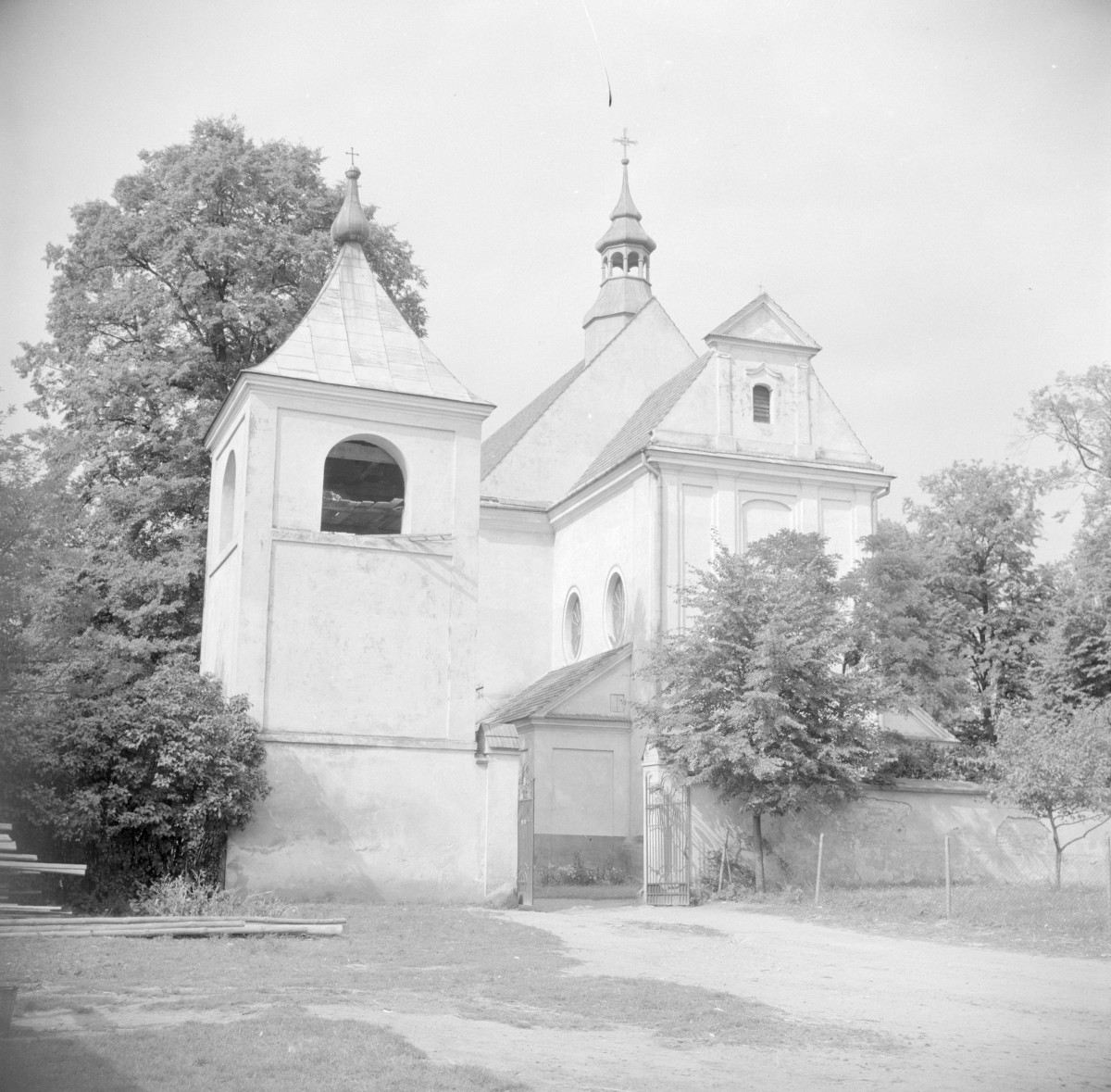 kościół pw. św. Onufrego - widok od frontu, skan 1