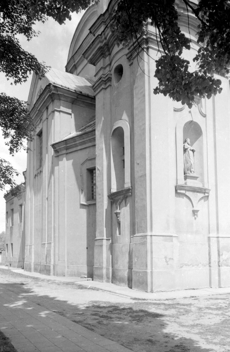 kościół, ob. parafialny pw. św. Ludwika, dawny klasztor popauliński - elewacja fragment, skan 1