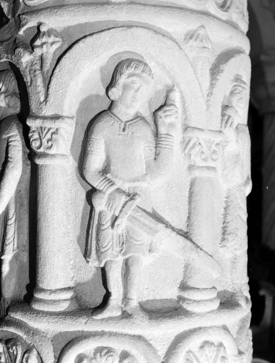 Kościół pw. Świętej Trójcy - nawa główna. Kolumna romańska. Kolumna przywar. Płaskorzeźba symbolizująca Morderstwo., skan 1
