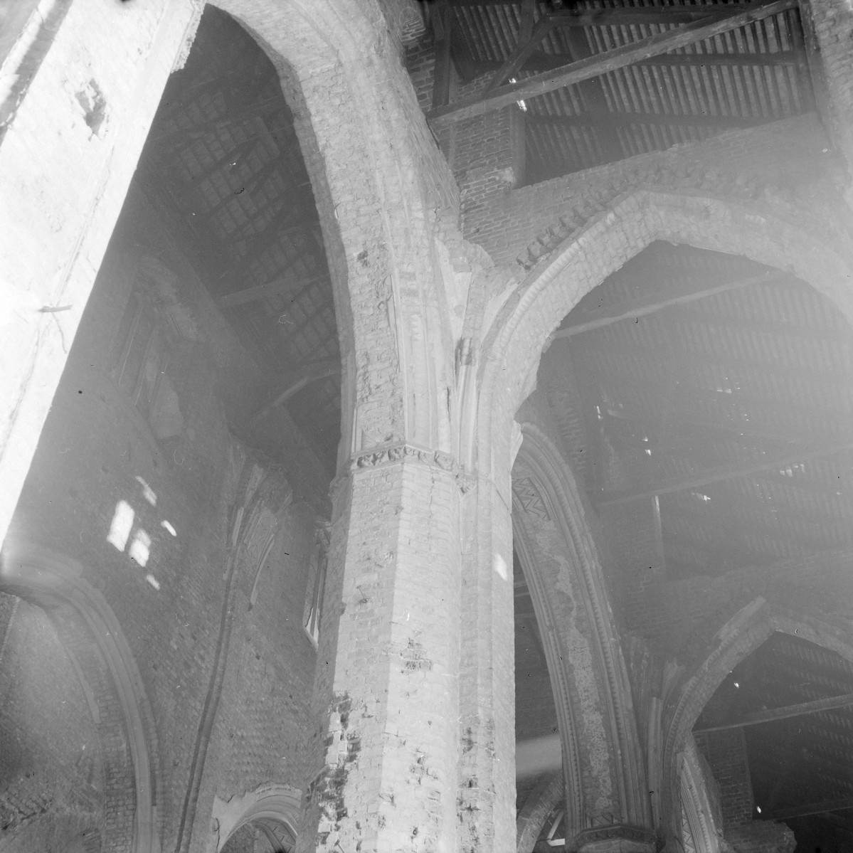 Katedra greckokatolicka św. Wincentego i św. Jakuba. Zrujnowane wnętrze.  Sklepienie nawy bocznej., skan 1