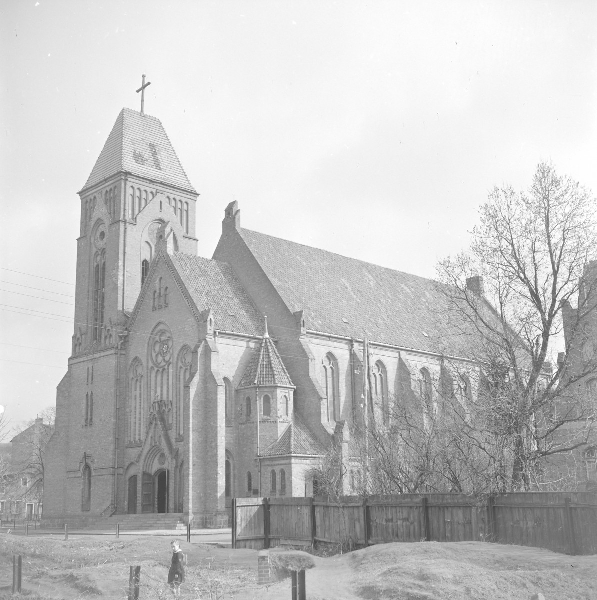 kościół parafialny pw. św. Franciszka z Asyżu - widok od południowego-zachodu, skan 1