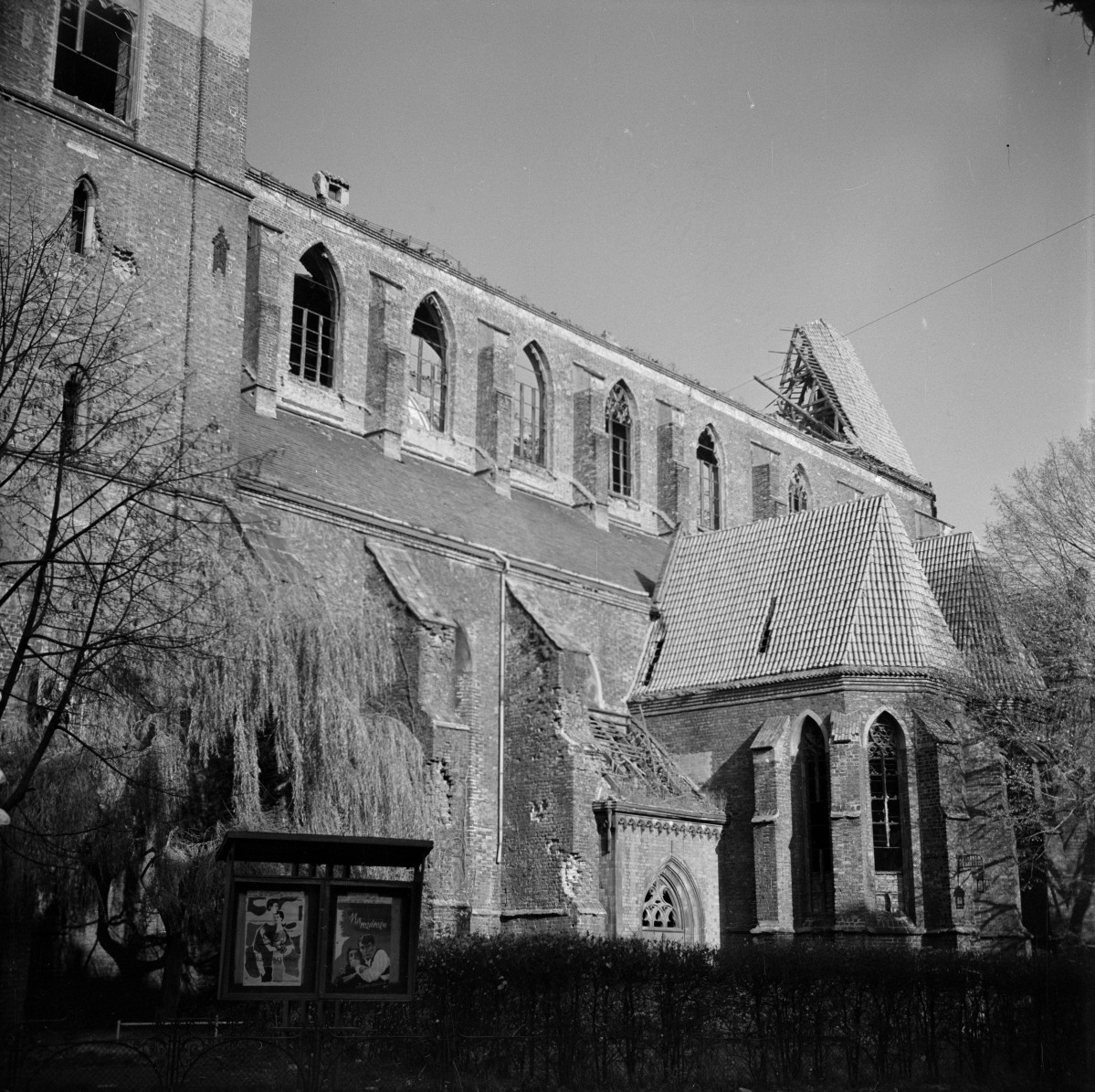 kościół św. Jadwigi Śląskie - kościół zamkowy, elewacja boczna, skan 1