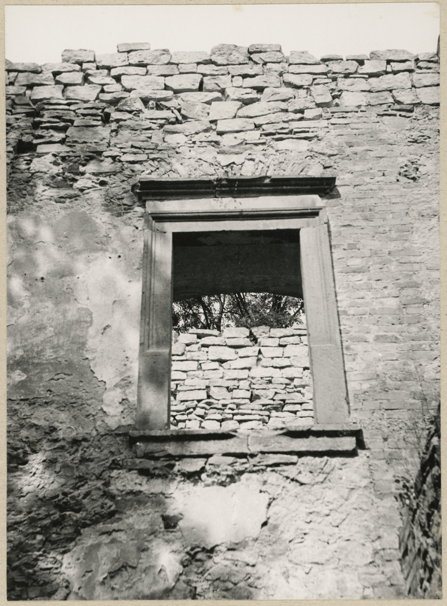 Dwór - fragment ruin, widok na obramienie okna, skan 1