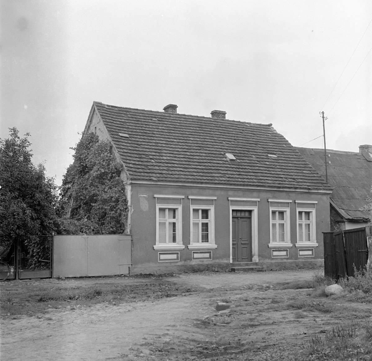 dom mieszkalny, (na karcie wpisana jako ul. Ogrodowa 1) - widok ogólny, skan 1