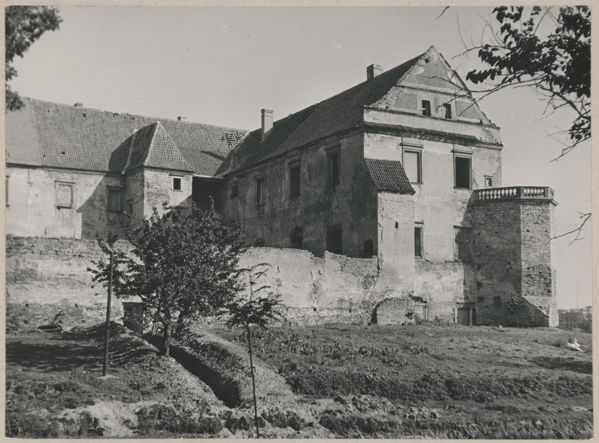 Zamek - fragment, widok od strony płd. - zach. , skan 1