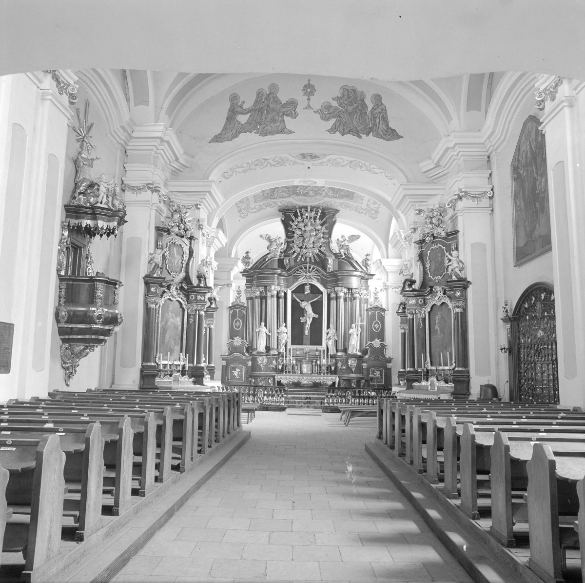 kościół, ob. parafialny pw. św. Bonawentury - wnętrze, skan 1