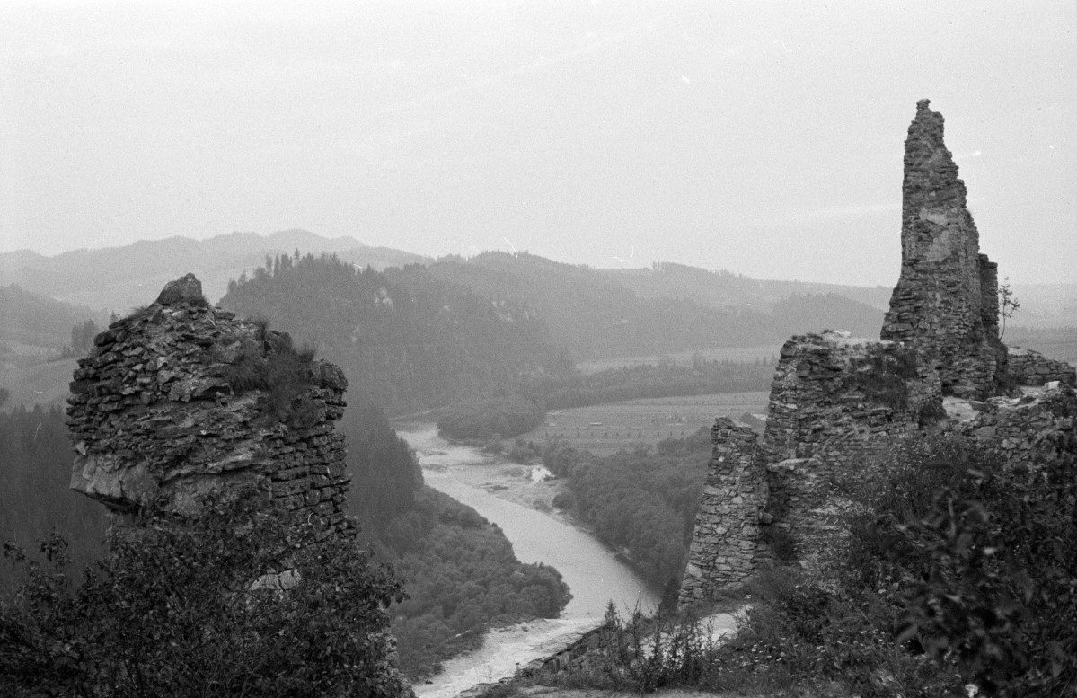 zamek królewski - fragment ruin z widokiem na przełom Dunajca, skan 1