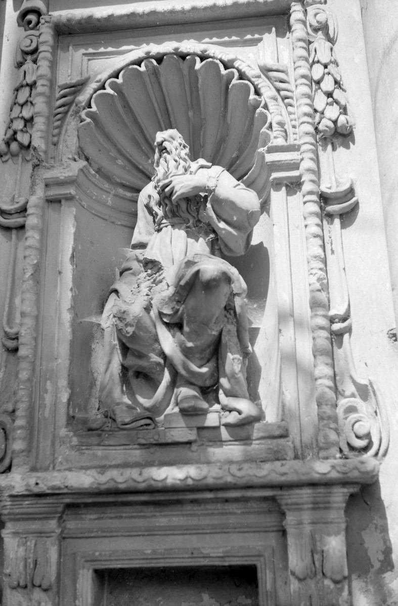domek Loretański 1634-38 - elewacja południowa, terrakotowa figura Mojżesza w niszy, skan 1