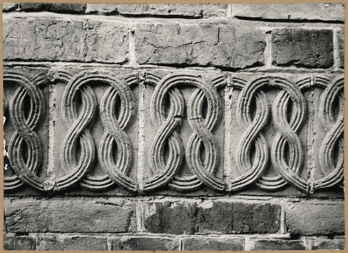 Zespół klasztorny Dominikanów - fragment ceramicznego fryzu w dolnej części elewacji płn. kościoła, skan 1