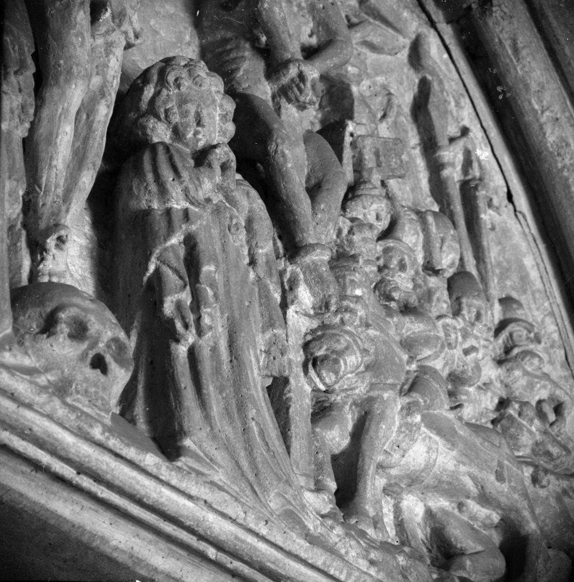 Katedra pw. Wniebowzięcia Najświętszej Marii Panny i św. Wojciecha - elewacja północna, portal tympanon, fragment, skan 1