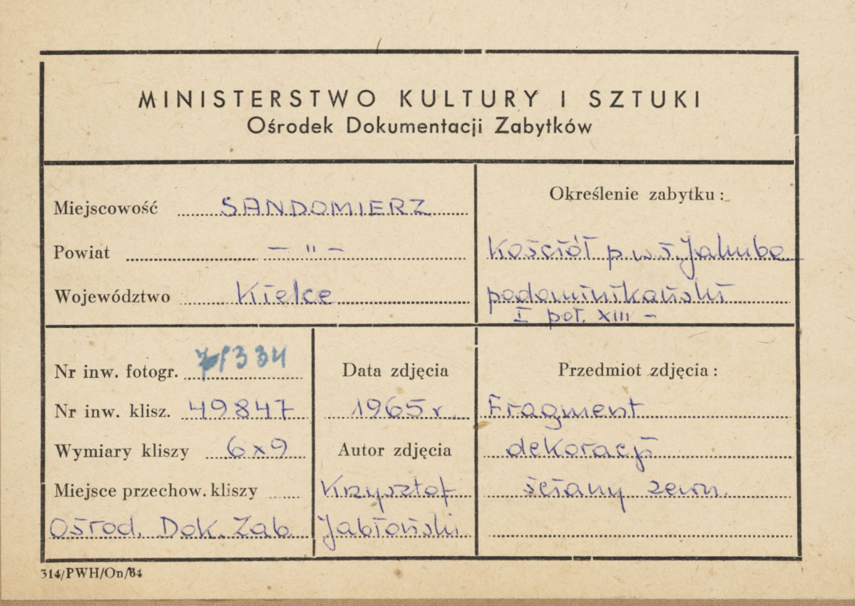  Zespół klasztorny Dominikanów - widok na ozdobne płytki ceramiczne na elewacji - metryczka, skan 1