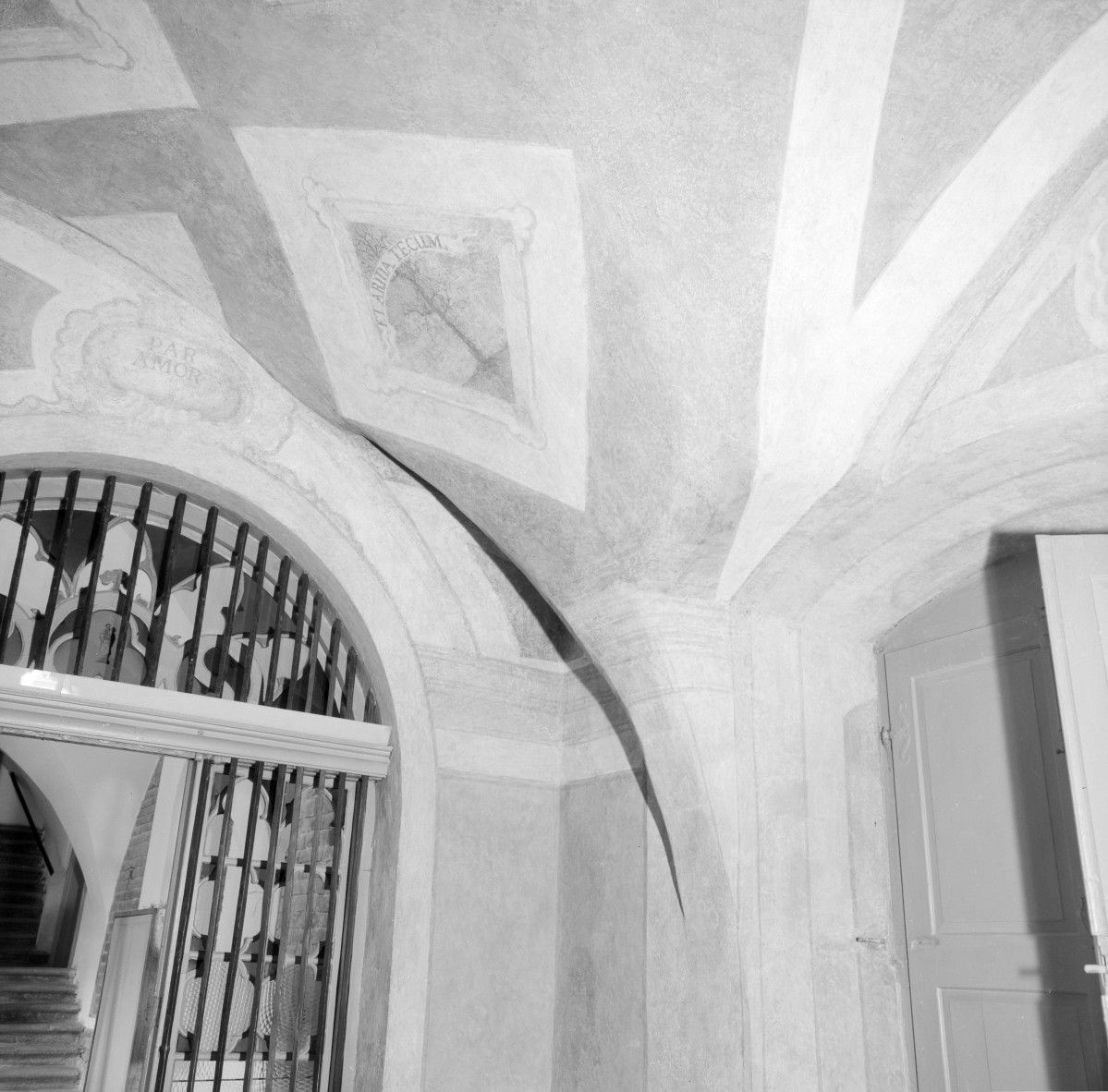 klasztor ss. Mniszek Benedyktynek - kościół pw. Najświętszej Maryi Panny i św. Wojciecha - wnętrze - Kaplica Matki Boskiej Bolesnej - malowidła w narozniku północno - zachodnim, skan 1