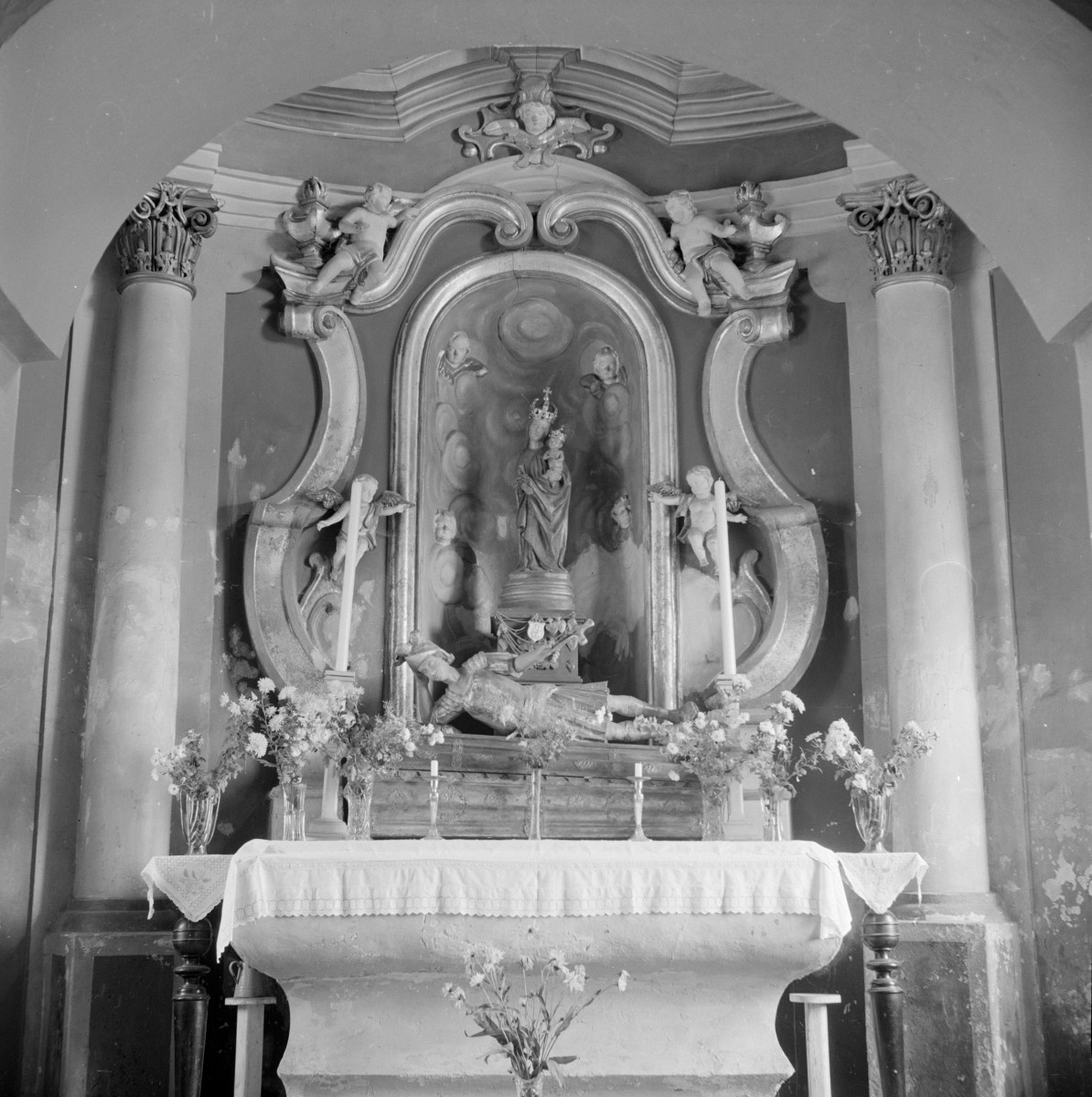 kościół, ob. parafialny pw. Świętej Trójcy - wnętrze: kaplica południowa ołtarz głóny, skan 1