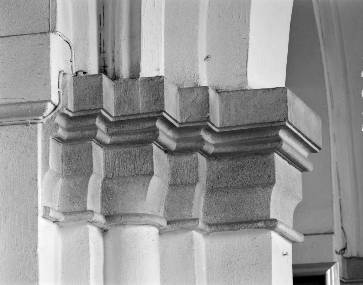 sanktuarium św. Jadwigi Śląskiej - kościół: kapitel filaru nawy bocznej, skan 1