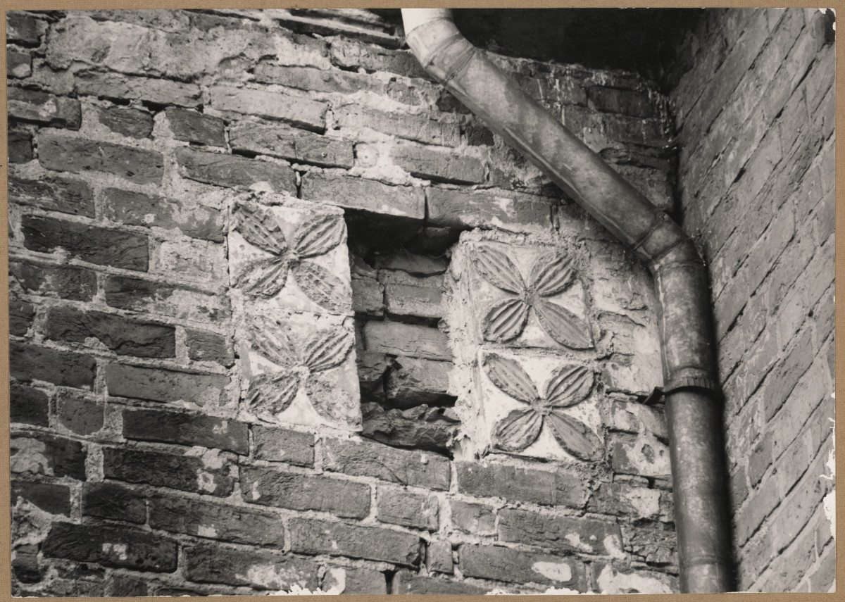  Zespół klasztorny Dominikanów - widok na ozdobne płytki ceramiczne na elewacji, skan 1