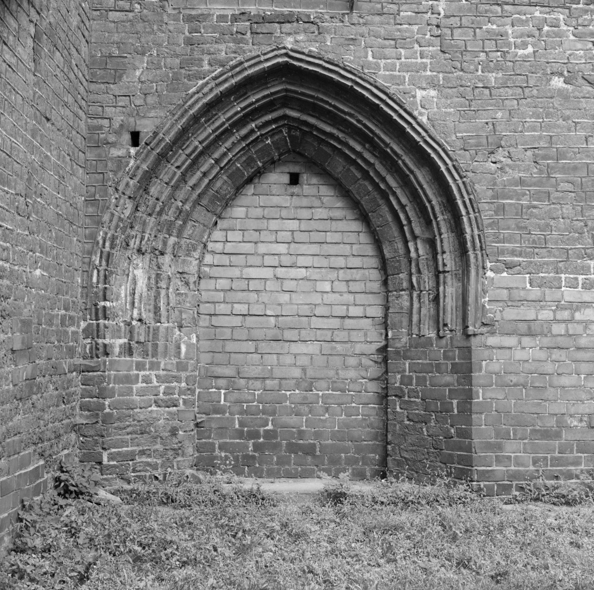 katedra św. Mikołaja Biskupa - zamurowany portal, skan 1