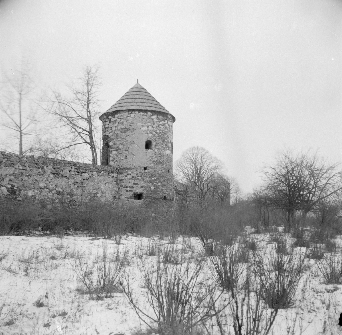 zespół poklasztorny - baszta obronna i mur, skan 1