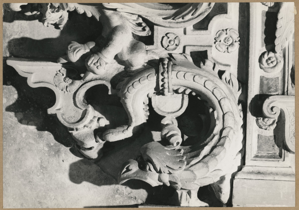 Kaplica Firlejów - nagrobek Firlejów - fragment- fantastyczny stwór, skan 1