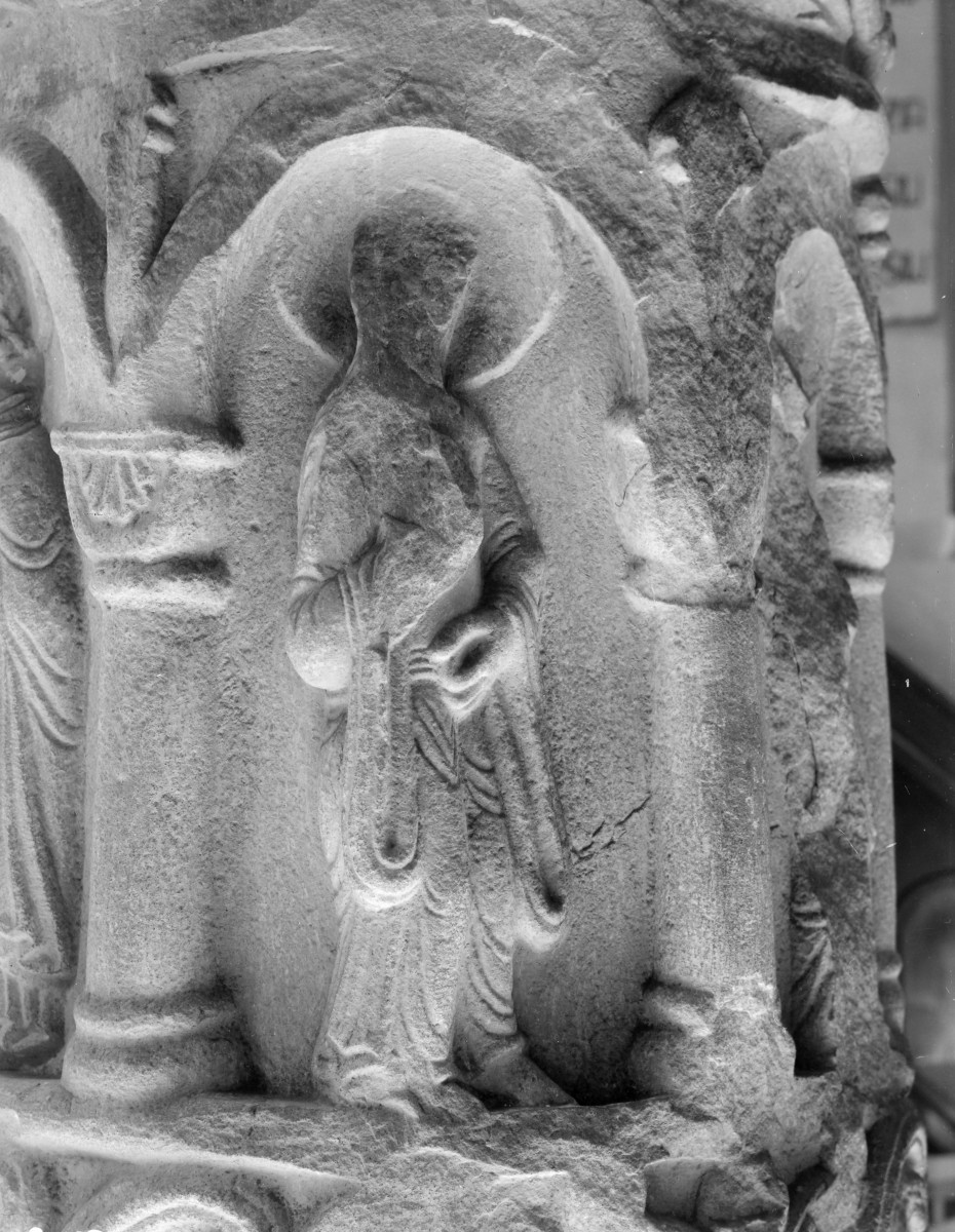 Kościół pw. Świętej Trójcy - nawa główna. Kolumna romańska. Kolumna cnót. Detale., skan 1