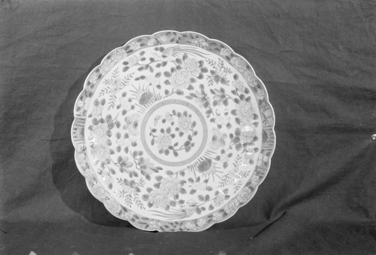 Muzeum Śląskie we Wrocławiu, talerz w kwiaty ze znakami chińskimi, skan 1