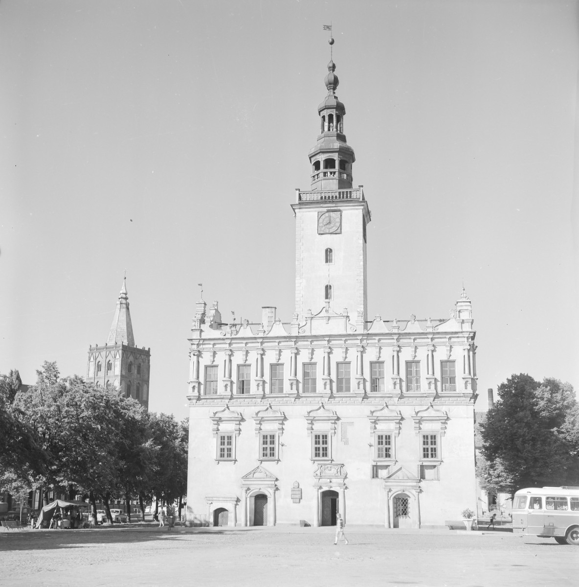 Ratusz - widok ogólny, elewacja frontowa. , skan 1