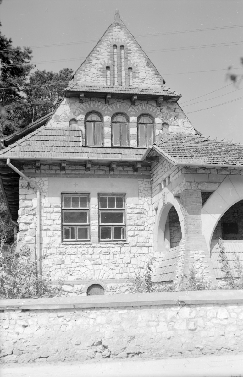 Willa Ochronka im. A. Żeromskiego - elewacja wschodnia - frontowa - fragment, skan 1