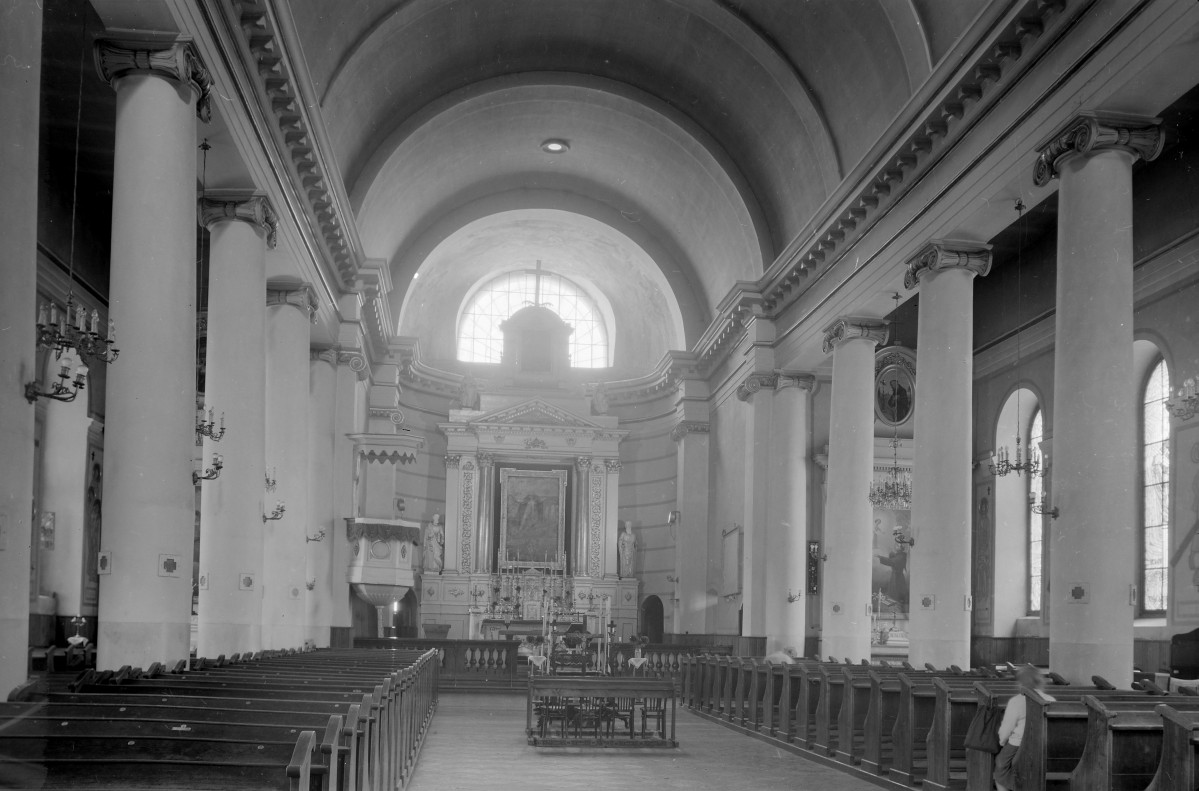 konkatedra św. Aleksandra - wnętrze: widok na ołtarz główny, skan 1