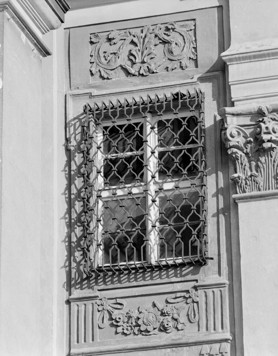 sanktuarium św. Jadwigi Śląskiej - okno w elewacji i krata, skan 1