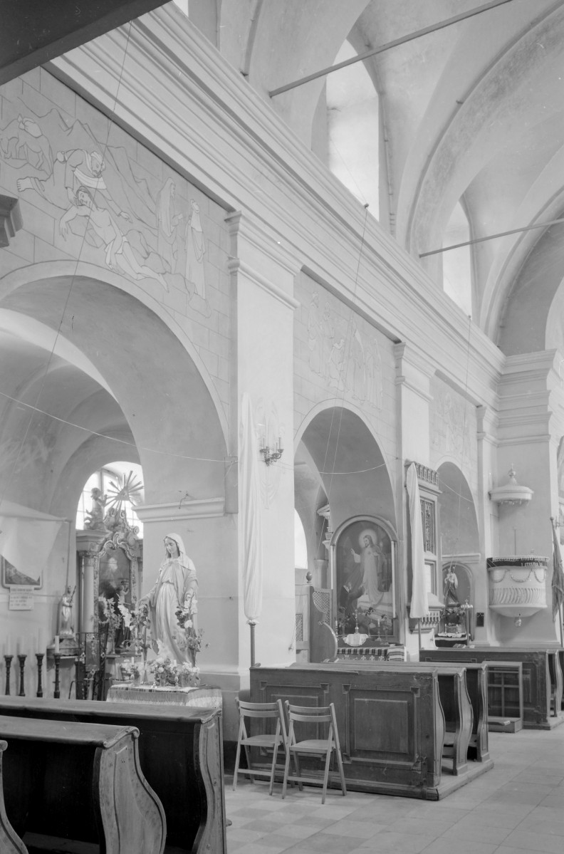 kościół pw. Narodzenia Najświętszej Maryi Panny i św. Michała Archanioła - wnętrze - nawa główna - nawa boczna - fragment, skan 1