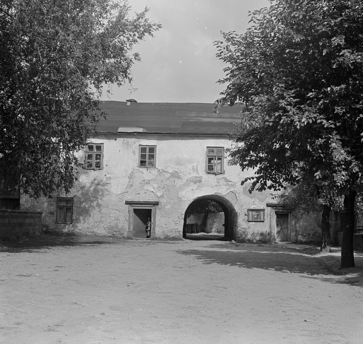 Zespół kościelno-klasztorny cystersów - brama, skan 1