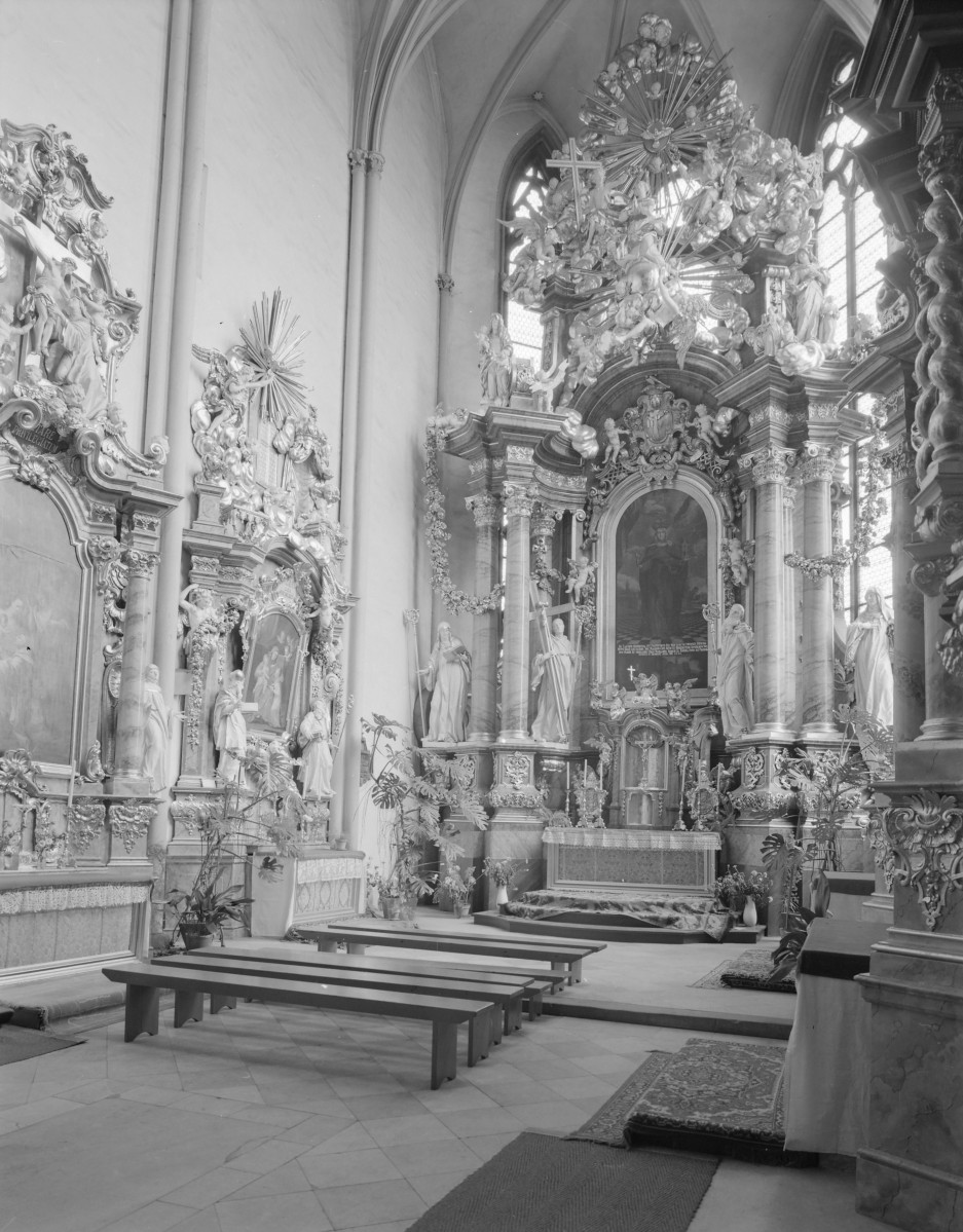 sanktuarium św. Jadwigi Śląskiej - kościół: kaplica św. Jadwigi - ołtarz, widok ogólny, skan 1