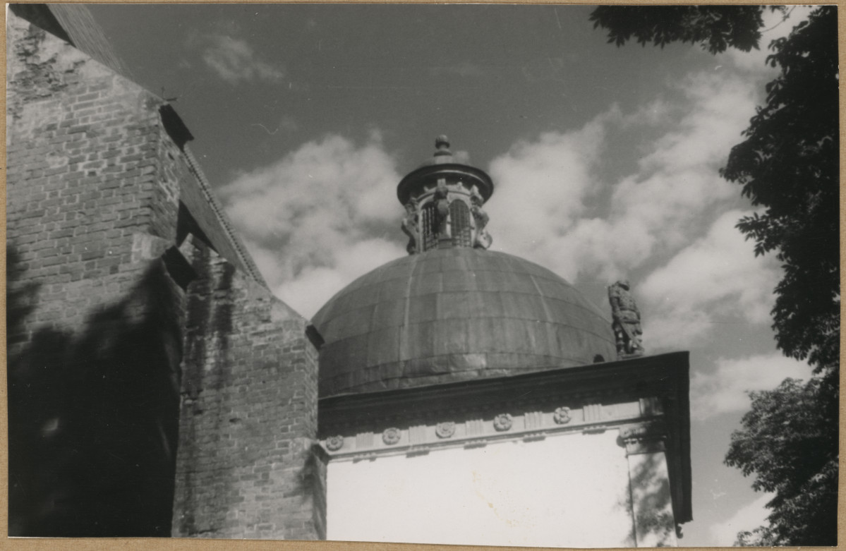 Kaplica Firlejów - widok na kopułę z latarnią i fryz, skan 1