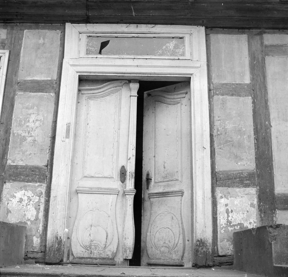 zespół dworski - elewacja, skrzydło z salą balową, drzwi, skan 1