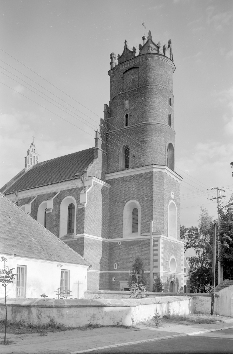 Kościół Trójcy Świętej i Narodzenia Najświętszej Maryi Panny - fasada frontowa z widokiem i wieżą, skan 1