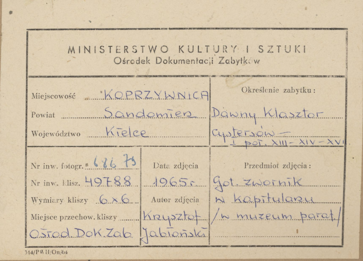 Zespół klasztorny - widok zwornika gotyckiego z motywem orła - metryczka, skan 1
