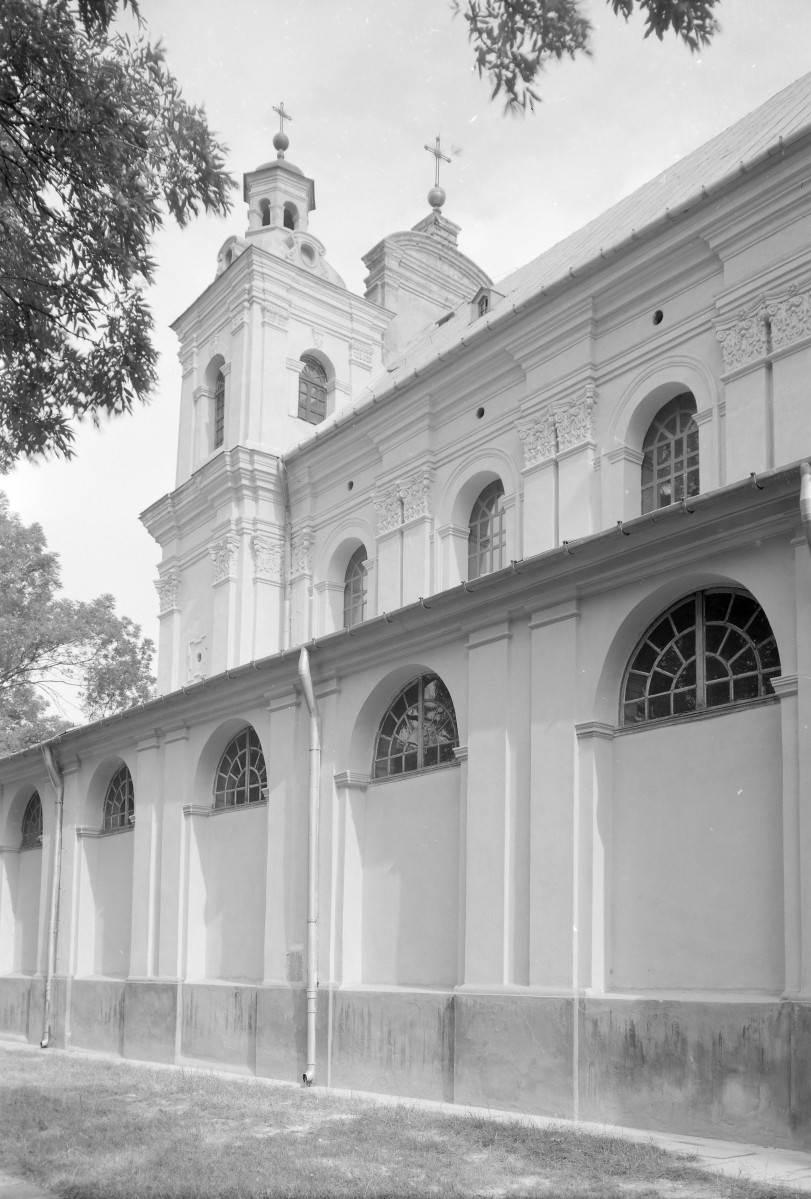 Kościół Wniebowzięcia NMP -  elewacja boczna prezbiterium, część górna z pilastrami i dekorem, skan 1