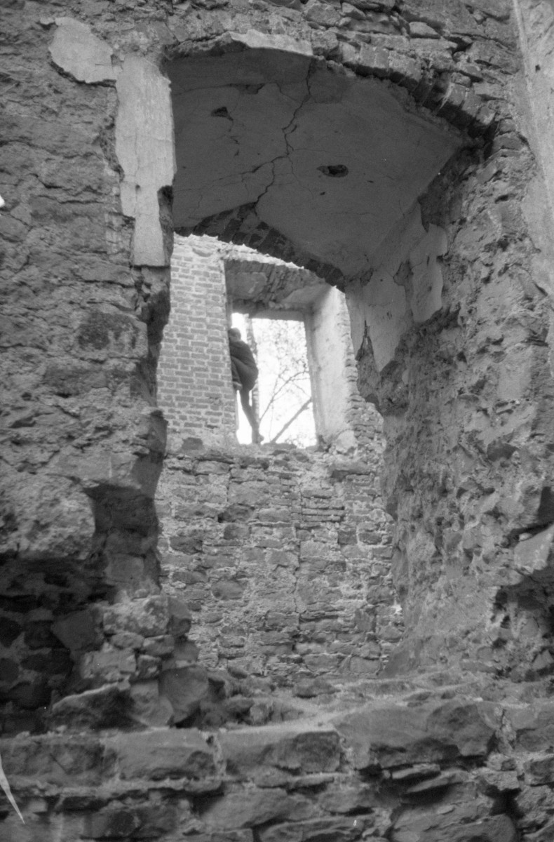 zamek arcybiskupi - fragment murów, skan 1