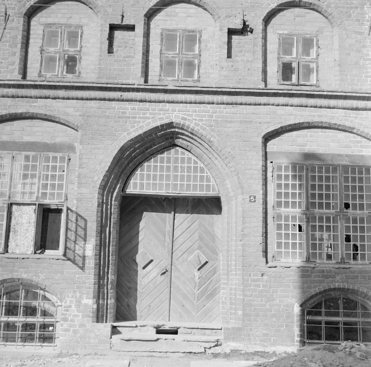 kamienica Schliffenów - elewacja frontowa i portal, skan 1