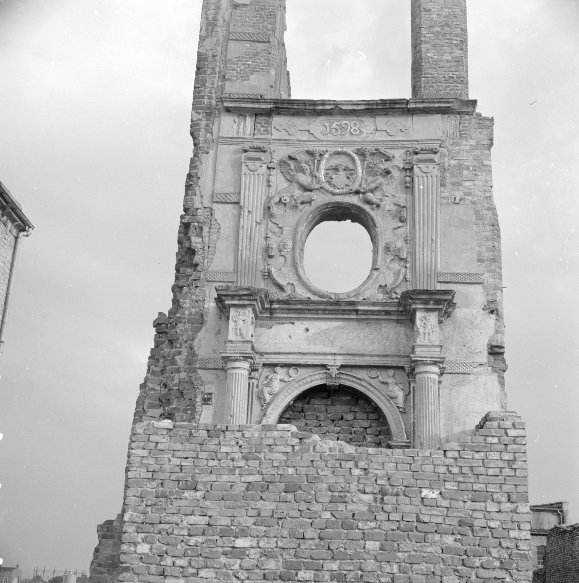 kamienica - elewacja , fragment portalu - ruina, skan 1