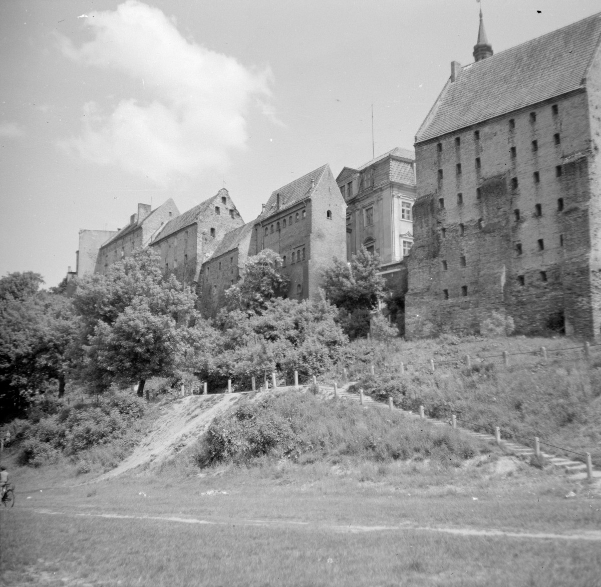 Zespół Spichrzy od strony Wisły - elewacje, skan 1