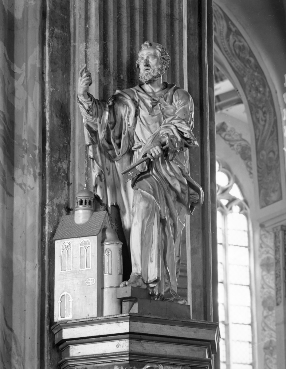 katedra św. Stanisława i św. Wacława - wnętrze, figura św. Piotra - nawa główna, skan 1