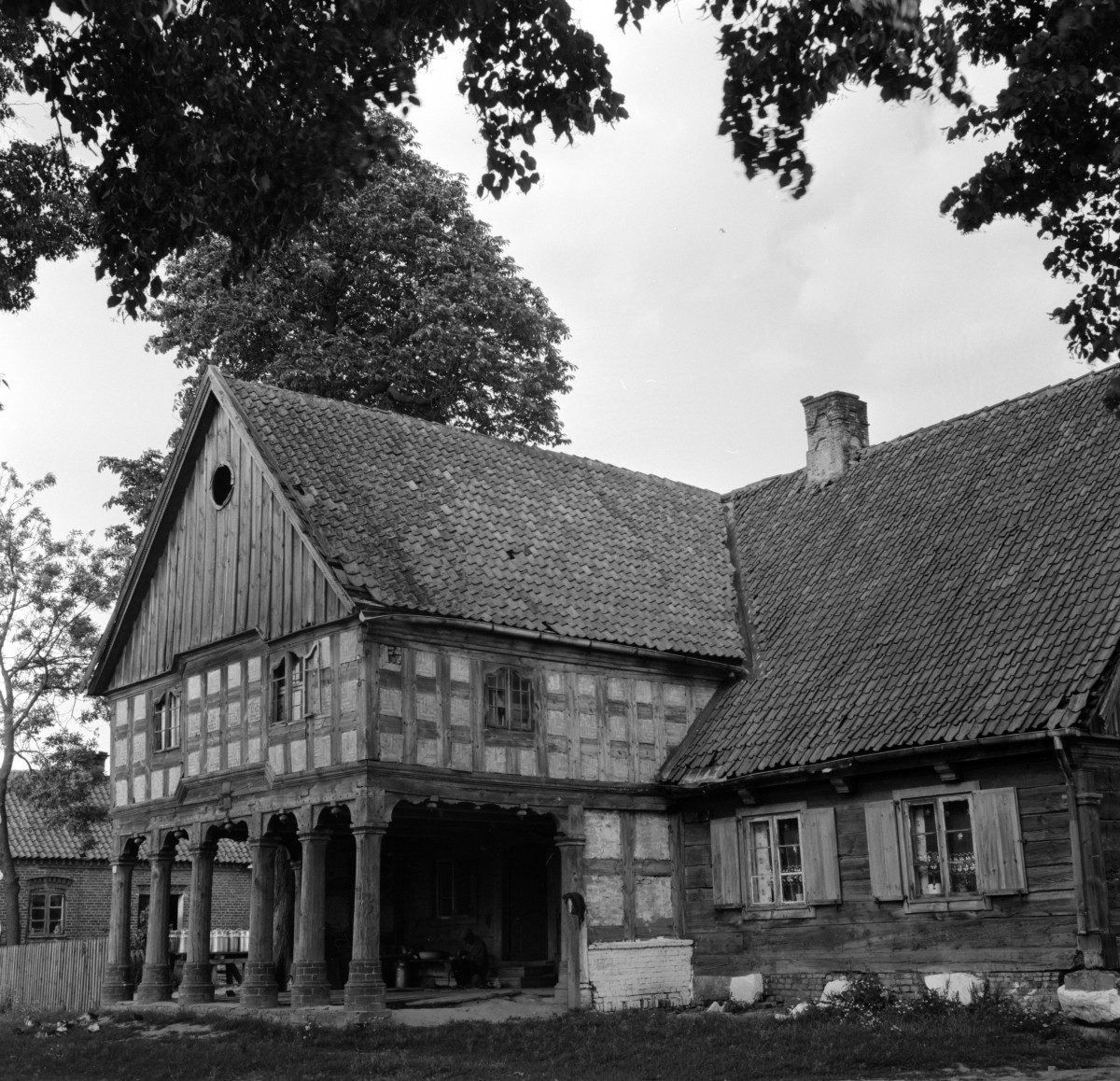 dom podcieniowy nr 5 (d. 27) - widok zewnętrzny, skan 1