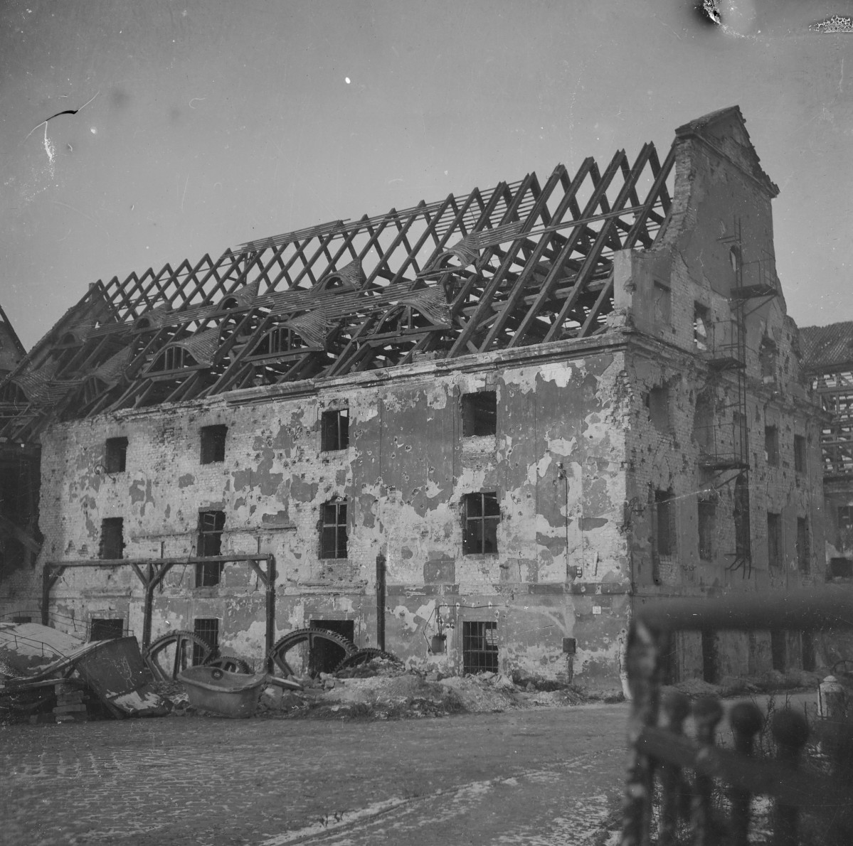 Wyspa Bielarska. Zniszczony młyny przy nie istniejącym moście św. Klary. Widok ogólny. , skan 1