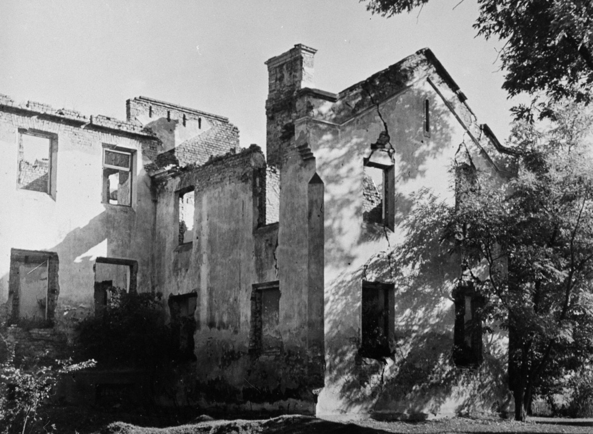 zabytkowy neogotycki pałac - elewacja zachodnia, skan 1